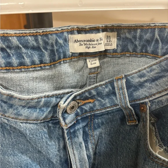 Abercrombie & Fitch Curve Love Relaxed Fit Blue Jeans - Picture 2 of 3
